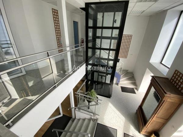 Bureau(x) - Oloron-sainte-marie - Réf.:204607 OLORON CENTRE - LOCAUX COMMERCIAUX OU BUREAUX SUR TROIS NIVEAUX AVEC ASCENSEUR - A SAISIR