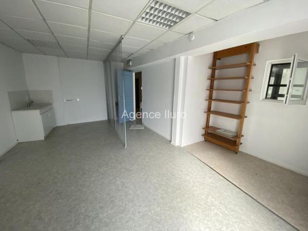 Bureau(x) - Oloron-sainte-marie - Réf.:204607 OLORON CENTRE - LOCAUX COMMERCIAUX OU BUREAUX SUR TROIS NIVEAUX AVEC ASCENSEUR - A SAISIR