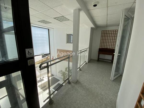 Bureau(x) - Oloron-sainte-marie - Réf.:204607 OLORON CENTRE - LOCAUX COMMERCIAUX OU BUREAUX SUR TROIS NIVEAUX AVEC ASCENSEUR - A SAISIR