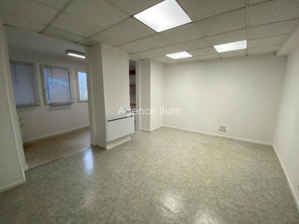Bureau(x) - Oloron-sainte-marie - Réf.:204607 OLORON CENTRE - LOCAUX COMMERCIAUX OU BUREAUX SUR TROIS NIVEAUX AVEC ASCENSEUR - A SAISIR