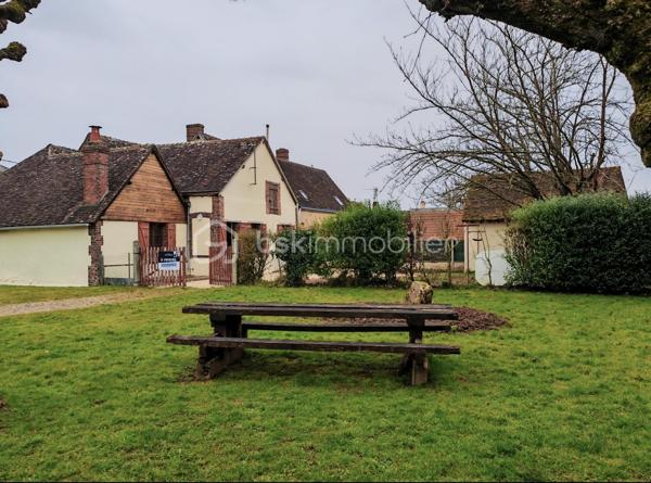 Située au cœur de la commune de La Croix-du-Perche, à seulement 6 minutes de l’autoroute A11, cette maison exposée plein sud offre environ 84 m² habitables de plain-pied.

Elle se compose d’une cuisine semi-ouverte, d’un salon traversant de 30 m² avec cheminée et charpente apparente, offrant une belle hauteur sous plafond de 4,50 m sur une partie et jusqu’à 5,22 m sur l’autre, de deux chambres, d’une salle de bains avec vue sur l'église romane de 12eme siècle et d’un WC indépendant.

À l’étage, les combles offrent un beau potentiel d’aménagement avec une surface habitable estimée à environ 50 m² supplémentaires, permettant d’envisager une superficie totale d’environ 150 m² après travaux d'agrandissement.

Travaux à prévoir pas urgent:
remplacement partiel des liteaux de toiture sur les deux pans. Un devis d’environ 9.000 € avec remplacement du velux a été établi par un professionnel. Intervention facilitée grâce à un accès direct depuis les combles.

En complément, la propriété dispose d’un garage indépendant.

✔ Assainissement individuel neuf (installé en 2023 – facture de 13 255 €)
✔ Ballon d’eau chaude récent
✔ Installation électrique conforme, sans anomalie
✔ Chauffage électrique + cheminée