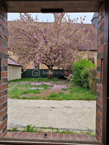 Située au cœur de la commune de La Croix-du-Perche, à seulement 6 minutes de l’autoroute A11, cette maison exposée plein sud offre environ 84 m² habitables de plain-pied.

Elle se compose d’une cuisine semi-ouverte, d’un salon traversant de 30 m² avec cheminée et charpente apparente, offrant une belle hauteur sous plafond de 4,50 m sur une partie et jusqu’à 5,22 m sur l’autre, de deux chambres, d’une salle de bains avec vue sur l'église romane de 12eme siècle et d’un WC indépendant.

À l’étage, les combles offrent un beau potentiel d’aménagement avec une surface habitable estimée à environ 50 m² supplémentaires, permettant d’envisager une superficie totale d’environ 150 m² après travaux d'agrandissement.

Travaux à prévoir pas urgent:
remplacement partiel des liteaux de toiture sur les deux pans. Un devis d’environ 9.000 € avec remplacement du velux a été établi par un professionnel. Intervention facilitée grâce à un accès direct depuis les combles.

En complément, la propriété dispose d’un garage indépendant.

✔ Assainissement individuel neuf (installé en 2023 – facture de 13 255 €)
✔ Ballon d’eau chaude récent
✔ Installation électrique conforme, sans anomalie
✔ Chauffage électrique + cheminée