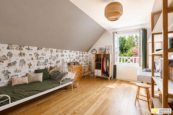 La Celle Saint-Cloud La Châtaigneraie - La Feuillaume sud - Maison 8 pièces 5 chambres, 185 m² habitables sur une parcelle de 460 m² 1 400 000 € **  - Référence  28214
