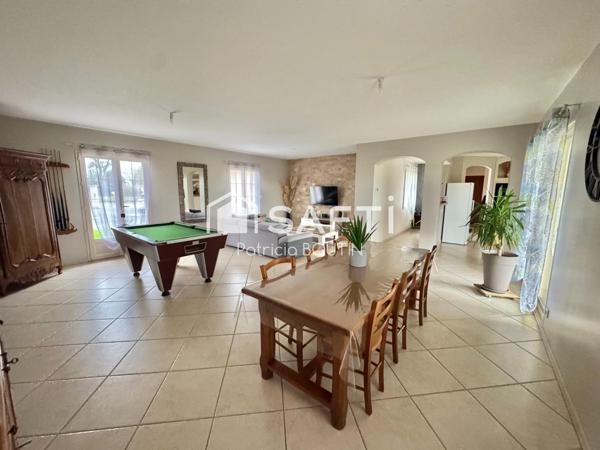 PAVILLON 3 CHAMBRES + 2 BUREAUX ET DEUX GARAGES A MELLE