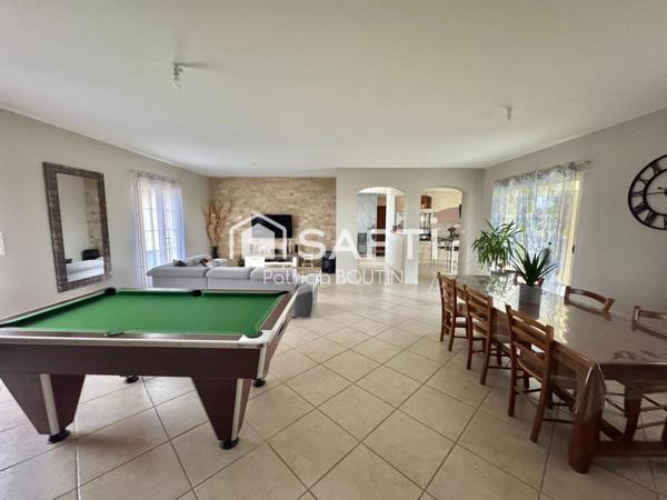 PAVILLON 3 CHAMBRES + 2 BUREAUX ET DEUX GARAGES A MELLE