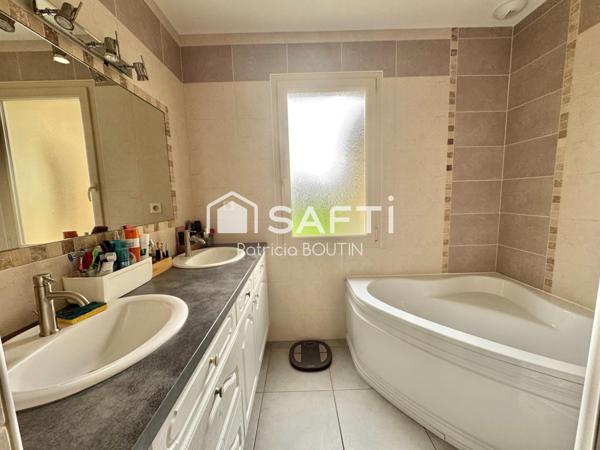 PAVILLON 3 CHAMBRES + 2 BUREAUX ET DEUX GARAGES A MELLE