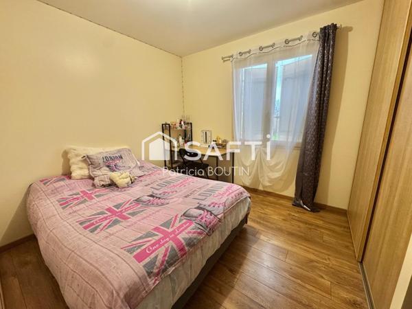 PAVILLON 3 CHAMBRES + 2 BUREAUX ET DEUX GARAGES A MELLE