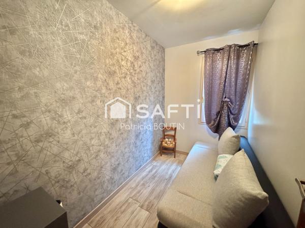 PAVILLON 3 CHAMBRES + 2 BUREAUX ET DEUX GARAGES A MELLE