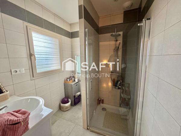 PAVILLON 3 CHAMBRES + 2 BUREAUX ET DEUX GARAGES A MELLE