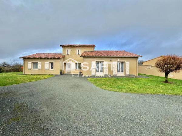 PAVILLON 3 CHAMBRES + 2 BUREAUX ET DEUX GARAGES A MELLE