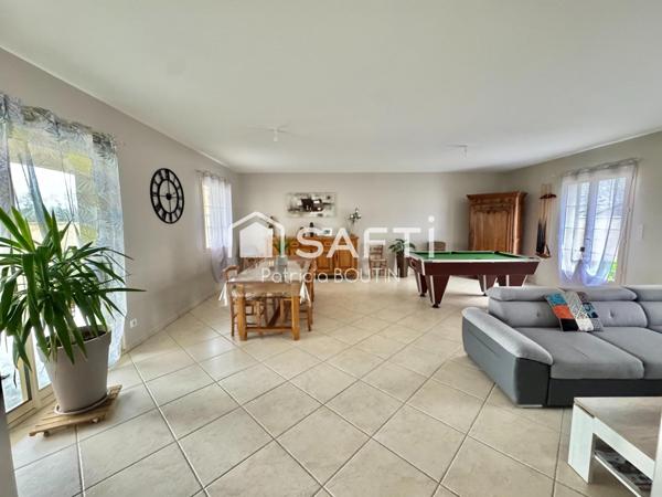 PAVILLON 3 CHAMBRES + 2 BUREAUX ET DEUX GARAGES A MELLE