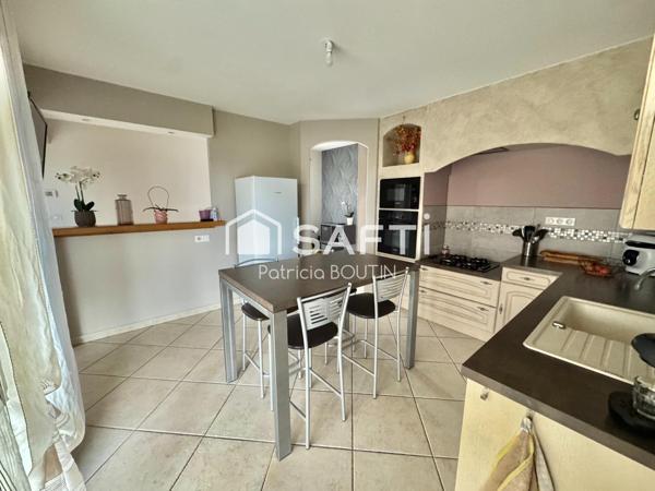 PAVILLON 3 CHAMBRES + 2 BUREAUX ET DEUX GARAGES A MELLE