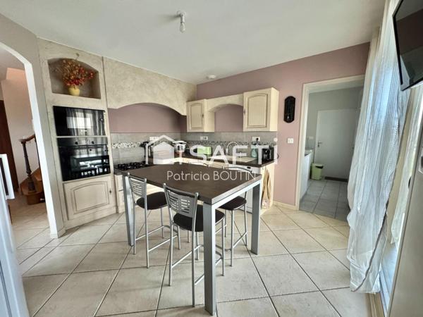 PAVILLON 3 CHAMBRES + 2 BUREAUX ET DEUX GARAGES A MELLE