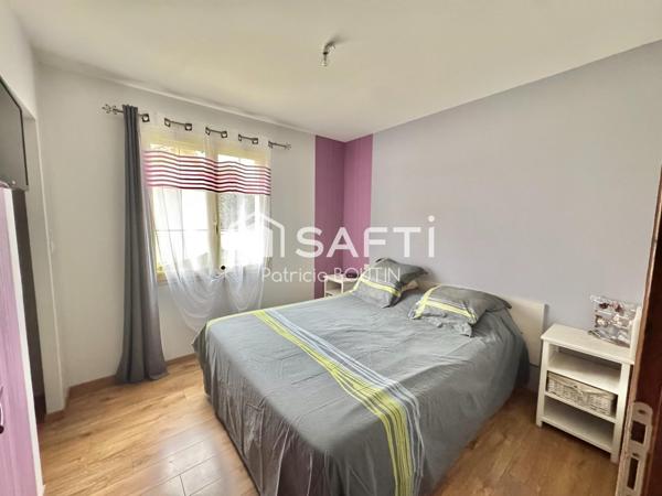 PAVILLON 3 CHAMBRES + 2 BUREAUX ET DEUX GARAGES A MELLE