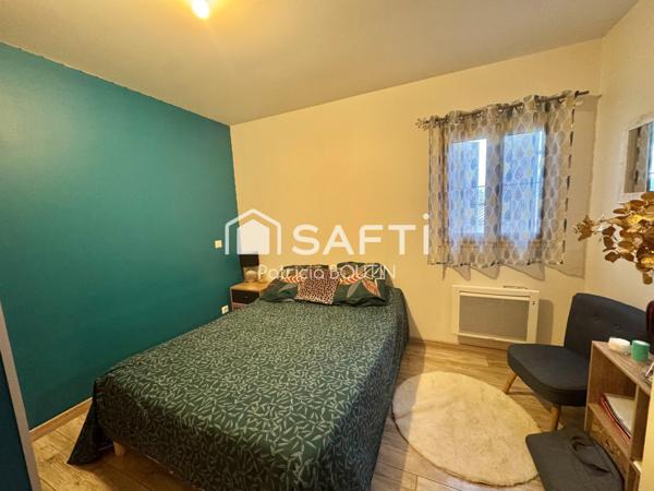 PAVILLON 3 CHAMBRES + 2 BUREAUX ET DEUX GARAGES A MELLE