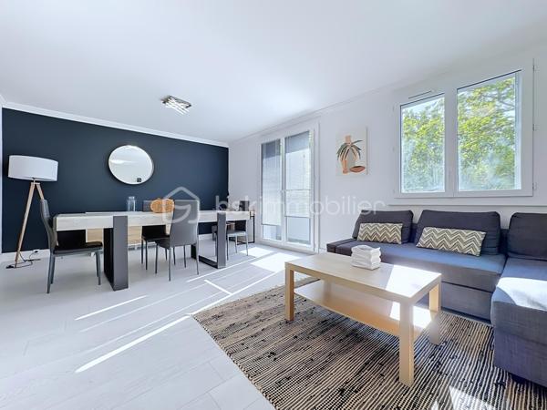 Grenoble – Cours de la Libération et du Général de Gaulle

Vous recherchez un appartement clé en main, lumineux et parfaitement situé ? Ne cherchez plus !

Découvrez ce T3 de 62 m², ancien T4 transformé en T3, situé au 2ᵉ étage sur 7 avec ascenseur, dans une résidence ayant bénéficié d'un ravalement de façade avec isolation thermique par l'extérieur

Aucun travaux à prévoir, vous n'avez plus qu'à poser vos valises !

L'appartement comprend :
* Une belle pièce de vie spacieuse avec salon / salle à manger.
* Un balcon accessible depuis le séjour.
* Une cuisine semi-ouverte entièrement équipée.
* Deux chambres avec placards intégrés.
* Une salle d'eau avec douche.
* Un WC indépendant.
* Un grand placard de rangement dans le couloir.
* Une cave privative.

Les atouts :
✔ Ancien T4 offrant une pièce de vie généreuse.
✔ Appartement traversant, très lumineux.
✔ Ascenseur.
✔ Aucun travaux à prévoir.
✔ Chauffage électrique.
✔ Ballon d'eau chaude individuel.
✔ Ravalement avec isolation déjà réalisé.
✔ Nombreuses places de stationnement gratuites à disposition des résidents au sein de la copropriété.
✔ Stationnement également facile et gratuit aux abords de la résidence.
✔ Tram E au pied de la résidence.
✔ Commerces, écoles et toutes les commodités accessibles à pied.

Informations pratiques :

* Surface : 62 m²
* Charges de copropriété : environ 300 € par trimestre
* Taxe foncière : 1 700 €

Que vous soyez à la recherche de votre résidence principale ou d'un investissement de qualité, cet appartement réunit confort, emplacement et praticité.

Une visite s'impose ! Contactez-moi dès maintenant pour plus d'informations ou convenir d'un rendez-vous.
.