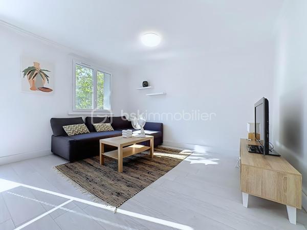Grenoble – Cours de la Libération et du Général de Gaulle

Vous recherchez un appartement clé en main, lumineux et parfaitement situé ? Ne cherchez plus !

Découvrez ce T3 de 62 m², ancien T4 transformé en T3, situé au 2ᵉ étage sur 7 avec ascenseur, dans une résidence ayant bénéficié d'un ravalement de façade avec isolation thermique par l'extérieur

Aucun travaux à prévoir, vous n'avez plus qu'à poser vos valises !

L'appartement comprend :
* Une belle pièce de vie spacieuse avec salon / salle à manger.
* Un balcon accessible depuis le séjour.
* Une cuisine semi-ouverte entièrement équipée.
* Deux chambres avec placards intégrés.
* Une salle d'eau avec douche.
* Un WC indépendant.
* Un grand placard de rangement dans le couloir.
* Une cave privative.

Les atouts :
✔ Ancien T4 offrant une pièce de vie généreuse.
✔ Appartement traversant, très lumineux.
✔ Ascenseur.
✔ Aucun travaux à prévoir.
✔ Chauffage électrique.
✔ Ballon d'eau chaude individuel.
✔ Ravalement avec isolation déjà réalisé.
✔ Nombreuses places de stationnement gratuites à disposition des résidents au sein de la copropriété.
✔ Stationnement également facile et gratuit aux abords de la résidence.
✔ Tram E au pied de la résidence.
✔ Commerces, écoles et toutes les commodités accessibles à pied.

Informations pratiques :

* Surface : 62 m²
* Charges de copropriété : environ 300 € par trimestre
* Taxe foncière : 1 700 €

Que vous soyez à la recherche de votre résidence principale ou d'un investissement de qualité, cet appartement réunit confort, emplacement et praticité.

Une visite s'impose ! Contactez-moi dès maintenant pour plus d'informations ou convenir d'un rendez-vous.
.