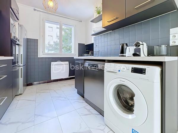 Grenoble – Cours de la Libération et du Général de Gaulle

Vous recherchez un appartement clé en main, lumineux et parfaitement situé ? Ne cherchez plus !

Découvrez ce T3 de 62 m², ancien T4 transformé en T3, situé au 2ᵉ étage sur 7 avec ascenseur, dans une résidence ayant bénéficié d'un ravalement de façade avec isolation thermique par l'extérieur

Aucun travaux à prévoir, vous n'avez plus qu'à poser vos valises !

L'appartement comprend :
* Une belle pièce de vie spacieuse avec salon / salle à manger.
* Un balcon accessible depuis le séjour.
* Une cuisine semi-ouverte entièrement équipée.
* Deux chambres avec placards intégrés.
* Une salle d'eau avec douche.
* Un WC indépendant.
* Un grand placard de rangement dans le couloir.
* Une cave privative.

Les atouts :
✔ Ancien T4 offrant une pièce de vie généreuse.
✔ Appartement traversant, très lumineux.
✔ Ascenseur.
✔ Aucun travaux à prévoir.
✔ Chauffage électrique.
✔ Ballon d'eau chaude individuel.
✔ Ravalement avec isolation déjà réalisé.
✔ Nombreuses places de stationnement gratuites à disposition des résidents au sein de la copropriété.
✔ Stationnement également facile et gratuit aux abords de la résidence.
✔ Tram E au pied de la résidence.
✔ Commerces, écoles et toutes les commodités accessibles à pied.

Informations pratiques :

* Surface : 62 m²
* Charges de copropriété : environ 300 € par trimestre
* Taxe foncière : 1 700 €

Que vous soyez à la recherche de votre résidence principale ou d'un investissement de qualité, cet appartement réunit confort, emplacement et praticité.

Une visite s'impose ! Contactez-moi dès maintenant pour plus d'informations ou convenir d'un rendez-vous.
.