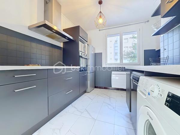 Grenoble – Cours de la Libération et du Général de Gaulle

Vous recherchez un appartement clé en main, lumineux et parfaitement situé ? Ne cherchez plus !

Découvrez ce T3 de 62 m², ancien T4 transformé en T3, situé au 2ᵉ étage sur 7 avec ascenseur, dans une résidence ayant bénéficié d'un ravalement de façade avec isolation thermique par l'extérieur

Aucun travaux à prévoir, vous n'avez plus qu'à poser vos valises !

L'appartement comprend :
* Une belle pièce de vie spacieuse avec salon / salle à manger.
* Un balcon accessible depuis le séjour.
* Une cuisine semi-ouverte entièrement équipée.
* Deux chambres avec placards intégrés.
* Une salle d'eau avec douche.
* Un WC indépendant.
* Un grand placard de rangement dans le couloir.
* Une cave privative.

Les atouts :
✔ Ancien T4 offrant une pièce de vie généreuse.
✔ Appartement traversant, très lumineux.
✔ Ascenseur.
✔ Aucun travaux à prévoir.
✔ Chauffage électrique.
✔ Ballon d'eau chaude individuel.
✔ Ravalement avec isolation déjà réalisé.
✔ Nombreuses places de stationnement gratuites à disposition des résidents au sein de la copropriété.
✔ Stationnement également facile et gratuit aux abords de la résidence.
✔ Tram E au pied de la résidence.
✔ Commerces, écoles et toutes les commodités accessibles à pied.

Informations pratiques :

* Surface : 62 m²
* Charges de copropriété : environ 300 € par trimestre
* Taxe foncière : 1 700 €

Que vous soyez à la recherche de votre résidence principale ou d'un investissement de qualité, cet appartement réunit confort, emplacement et praticité.

Une visite s'impose ! Contactez-moi dès maintenant pour plus d'informations ou convenir d'un rendez-vous.
.