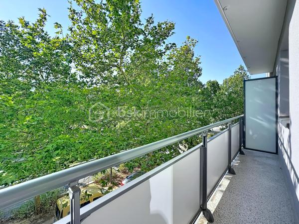 Grenoble – Cours de la Libération et du Général de Gaulle

Vous recherchez un appartement clé en main, lumineux et parfaitement situé ? Ne cherchez plus !

Découvrez ce T3 de 62 m², ancien T4 transformé en T3, situé au 2ᵉ étage sur 7 avec ascenseur, dans une résidence ayant bénéficié d'un ravalement de façade avec isolation thermique par l'extérieur

Aucun travaux à prévoir, vous n'avez plus qu'à poser vos valises !

L'appartement comprend :
* Une belle pièce de vie spacieuse avec salon / salle à manger.
* Un balcon accessible depuis le séjour.
* Une cuisine semi-ouverte entièrement équipée.
* Deux chambres avec placards intégrés.
* Une salle d'eau avec douche.
* Un WC indépendant.
* Un grand placard de rangement dans le couloir.
* Une cave privative.

Les atouts :
✔ Ancien T4 offrant une pièce de vie généreuse.
✔ Appartement traversant, très lumineux.
✔ Ascenseur.
✔ Aucun travaux à prévoir.
✔ Chauffage électrique.
✔ Ballon d'eau chaude individuel.
✔ Ravalement avec isolation déjà réalisé.
✔ Nombreuses places de stationnement gratuites à disposition des résidents au sein de la copropriété.
✔ Stationnement également facile et gratuit aux abords de la résidence.
✔ Tram E au pied de la résidence.
✔ Commerces, écoles et toutes les commodités accessibles à pied.

Informations pratiques :

* Surface : 62 m²
* Charges de copropriété : environ 300 € par trimestre
* Taxe foncière : 1 700 €

Que vous soyez à la recherche de votre résidence principale ou d'un investissement de qualité, cet appartement réunit confort, emplacement et praticité.

Une visite s'impose ! Contactez-moi dès maintenant pour plus d'informations ou convenir d'un rendez-vous.
.