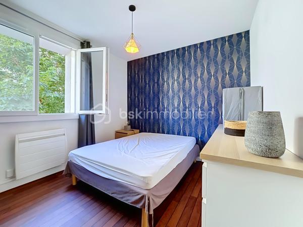 Grenoble – Cours de la Libération et du Général de Gaulle

Vous recherchez un appartement clé en main, lumineux et parfaitement situé ? Ne cherchez plus !

Découvrez ce T3 de 62 m², ancien T4 transformé en T3, situé au 2ᵉ étage sur 7 avec ascenseur, dans une résidence ayant bénéficié d'un ravalement de façade avec isolation thermique par l'extérieur

Aucun travaux à prévoir, vous n'avez plus qu'à poser vos valises !

L'appartement comprend :
* Une belle pièce de vie spacieuse avec salon / salle à manger.
* Un balcon accessible depuis le séjour.
* Une cuisine semi-ouverte entièrement équipée.
* Deux chambres avec placards intégrés.
* Une salle d'eau avec douche.
* Un WC indépendant.
* Un grand placard de rangement dans le couloir.
* Une cave privative.

Les atouts :
✔ Ancien T4 offrant une pièce de vie généreuse.
✔ Appartement traversant, très lumineux.
✔ Ascenseur.
✔ Aucun travaux à prévoir.
✔ Chauffage électrique.
✔ Ballon d'eau chaude individuel.
✔ Ravalement avec isolation déjà réalisé.
✔ Nombreuses places de stationnement gratuites à disposition des résidents au sein de la copropriété.
✔ Stationnement également facile et gratuit aux abords de la résidence.
✔ Tram E au pied de la résidence.
✔ Commerces, écoles et toutes les commodités accessibles à pied.

Informations pratiques :

* Surface : 62 m²
* Charges de copropriété : environ 300 € par trimestre
* Taxe foncière : 1 700 €

Que vous soyez à la recherche de votre résidence principale ou d'un investissement de qualité, cet appartement réunit confort, emplacement et praticité.

Une visite s'impose ! Contactez-moi dès maintenant pour plus d'informations ou convenir d'un rendez-vous.
.