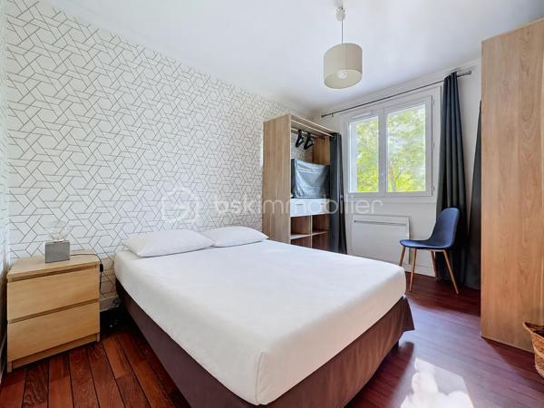 Grenoble – Cours de la Libération et du Général de Gaulle

Vous recherchez un appartement clé en main, lumineux et parfaitement situé ? Ne cherchez plus !

Découvrez ce T3 de 62 m², ancien T4 transformé en T3, situé au 2ᵉ étage sur 7 avec ascenseur, dans une résidence ayant bénéficié d'un ravalement de façade avec isolation thermique par l'extérieur

Aucun travaux à prévoir, vous n'avez plus qu'à poser vos valises !

L'appartement comprend :
* Une belle pièce de vie spacieuse avec salon / salle à manger.
* Un balcon accessible depuis le séjour.
* Une cuisine semi-ouverte entièrement équipée.
* Deux chambres avec placards intégrés.
* Une salle d'eau avec douche.
* Un WC indépendant.
* Un grand placard de rangement dans le couloir.
* Une cave privative.

Les atouts :
✔ Ancien T4 offrant une pièce de vie généreuse.
✔ Appartement traversant, très lumineux.
✔ Ascenseur.
✔ Aucun travaux à prévoir.
✔ Chauffage électrique.
✔ Ballon d'eau chaude individuel.
✔ Ravalement avec isolation déjà réalisé.
✔ Nombreuses places de stationnement gratuites à disposition des résidents au sein de la copropriété.
✔ Stationnement également facile et gratuit aux abords de la résidence.
✔ Tram E au pied de la résidence.
✔ Commerces, écoles et toutes les commodités accessibles à pied.

Informations pratiques :

* Surface : 62 m²
* Charges de copropriété : environ 300 € par trimestre
* Taxe foncière : 1 700 €

Que vous soyez à la recherche de votre résidence principale ou d'un investissement de qualité, cet appartement réunit confort, emplacement et praticité.

Une visite s'impose ! Contactez-moi dès maintenant pour plus d'informations ou convenir d'un rendez-vous.
.