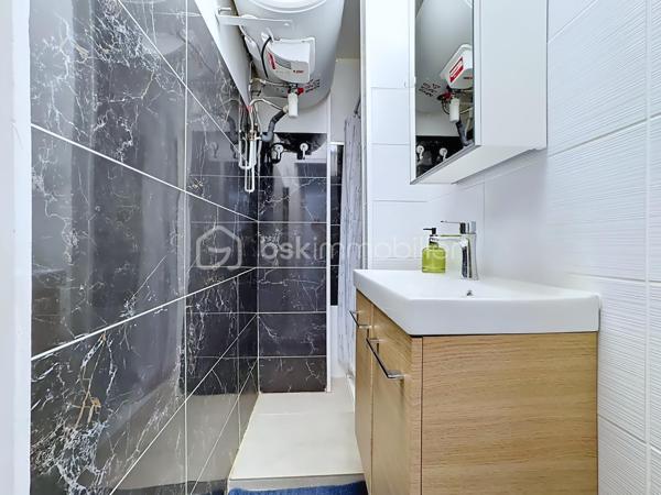 Grenoble – Cours de la Libération et du Général de Gaulle

Vous recherchez un appartement clé en main, lumineux et parfaitement situé ? Ne cherchez plus !

Découvrez ce T3 de 62 m², ancien T4 transformé en T3, situé au 2ᵉ étage sur 7 avec ascenseur, dans une résidence ayant bénéficié d'un ravalement de façade avec isolation thermique par l'extérieur

Aucun travaux à prévoir, vous n'avez plus qu'à poser vos valises !

L'appartement comprend :
* Une belle pièce de vie spacieuse avec salon / salle à manger.
* Un balcon accessible depuis le séjour.
* Une cuisine semi-ouverte entièrement équipée.
* Deux chambres avec placards intégrés.
* Une salle d'eau avec douche.
* Un WC indépendant.
* Un grand placard de rangement dans le couloir.
* Une cave privative.

Les atouts :
✔ Ancien T4 offrant une pièce de vie généreuse.
✔ Appartement traversant, très lumineux.
✔ Ascenseur.
✔ Aucun travaux à prévoir.
✔ Chauffage électrique.
✔ Ballon d'eau chaude individuel.
✔ Ravalement avec isolation déjà réalisé.
✔ Nombreuses places de stationnement gratuites à disposition des résidents au sein de la copropriété.
✔ Stationnement également facile et gratuit aux abords de la résidence.
✔ Tram E au pied de la résidence.
✔ Commerces, écoles et toutes les commodités accessibles à pied.

Informations pratiques :

* Surface : 62 m²
* Charges de copropriété : environ 300 € par trimestre
* Taxe foncière : 1 700 €

Que vous soyez à la recherche de votre résidence principale ou d'un investissement de qualité, cet appartement réunit confort, emplacement et praticité.

Une visite s'impose ! Contactez-moi dès maintenant pour plus d'informations ou convenir d'un rendez-vous.
.