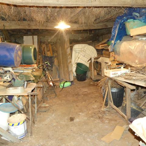 Maison à rénover avec grange et jardin attenant.