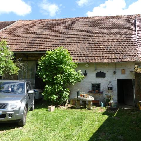 Maison à rénover avec grange et jardin attenant.