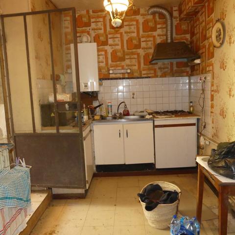 Maison à rénover avec grange et jardin attenant.