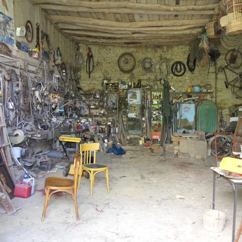 Maison à rénover avec grange et jardin attenant.