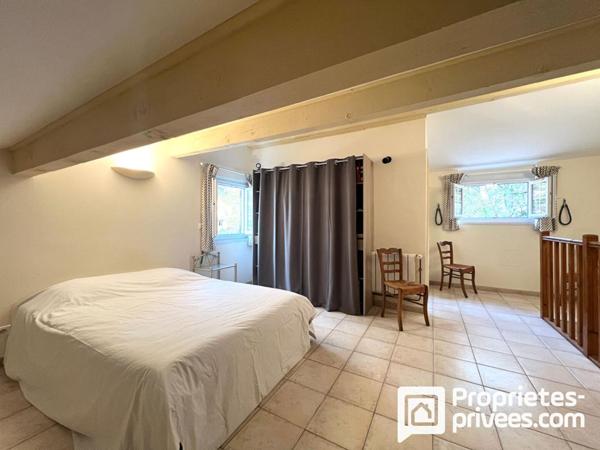 Maison de caractère avec piscine et dépendances sur terrain arboré 7 pièce(s) 230 m2