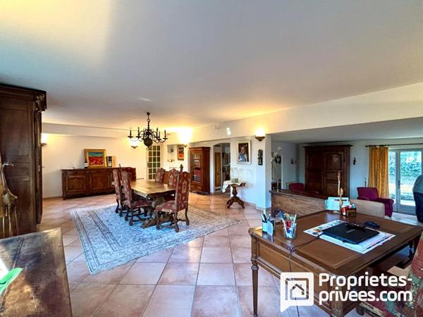 Maison de caractère avec piscine et dépendances sur terrain arboré 7 pièce(s) 230 m2