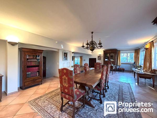 Maison de caractère avec piscine et dépendances sur terrain arboré 7 pièce(s) 230 m2