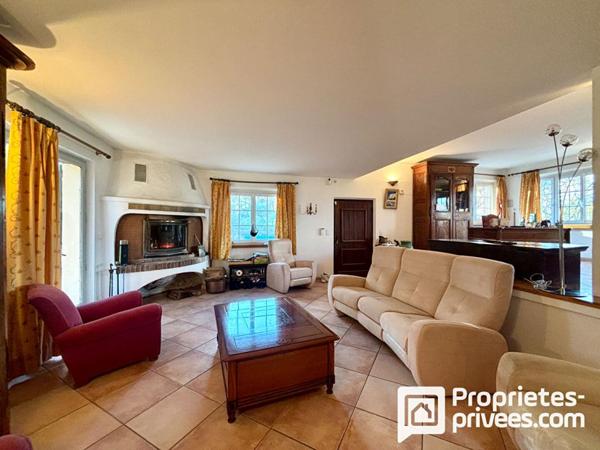 Maison de caractère avec piscine et dépendances sur terrain arboré 7 pièce(s) 230 m2