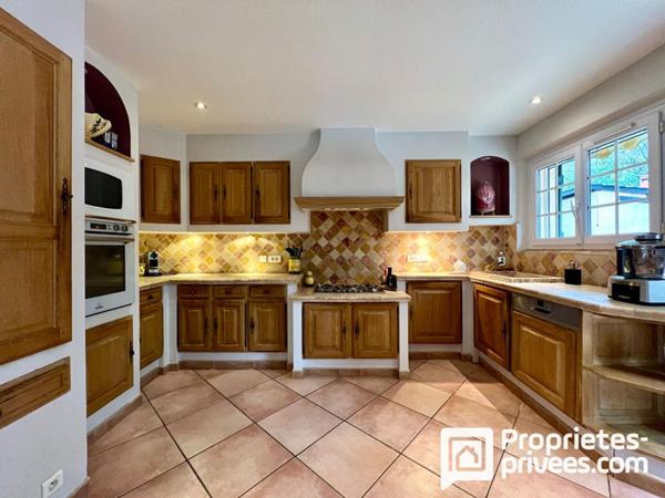 Maison de caractère avec piscine et dépendances sur terrain arboré 7 pièce(s) 230 m2