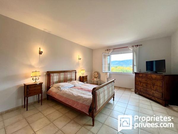 Maison de caractère avec piscine et dépendances sur terrain arboré 7 pièce(s) 230 m2