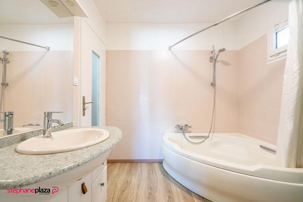 GRADIGNAN - Maison familiale d'environ 135m² avec jardin et piscine