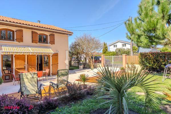 GRADIGNAN - Maison familiale d'environ 135m² avec jardin et piscine