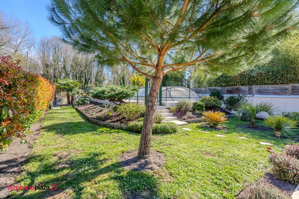 GRADIGNAN - Maison familiale d'environ 135m² avec jardin et piscine