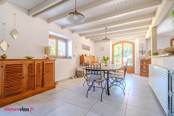 GRADIGNAN - Maison familiale d'environ 135m² avec jardin et piscine