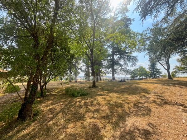 PROPRIETE D'EXCEPTION AVEC 8 HECTARES, 2 LACS - VUE IMPRENABLE SUR LES PYRENES - CASTERA VAERDUZAN (32)
