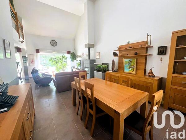 Maison traditionnelle 6 pièces de 194 m² à Ferrières-en-Gâtinais (45210)