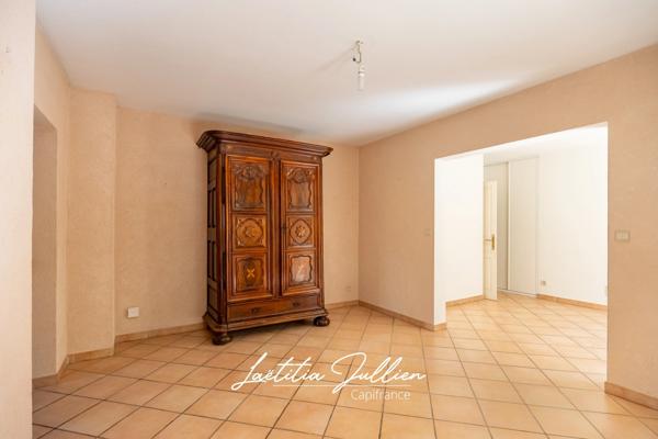 En exclusivité par Laëtitia JULLIEN – Marseille 11e – Saint-Menet – Propriété T4 de près de 150 m² habitables avec studio indépendant, piscine et jardin arboré de plus de 1 500 m²