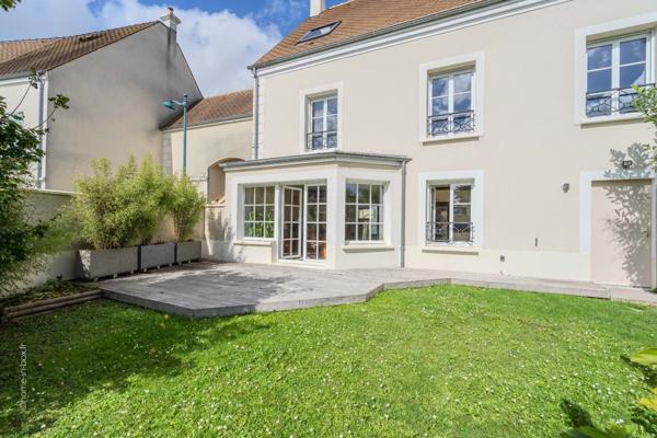 Maison familiale avec jardin ensoleillé et double garage – Bailly-Romainvilliers