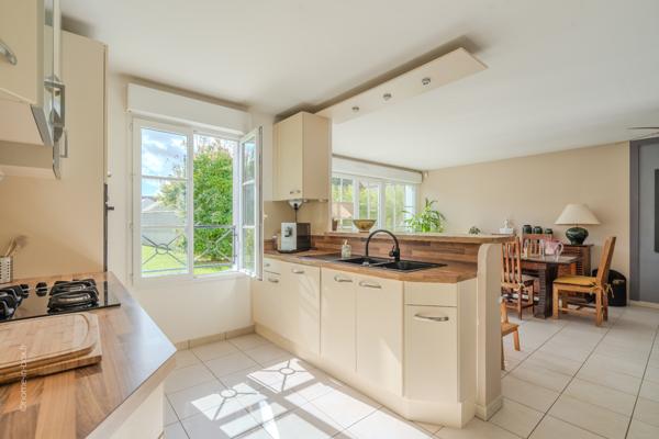 Maison familiale avec jardin ensoleillé et double garage – Bailly-Romainvilliers