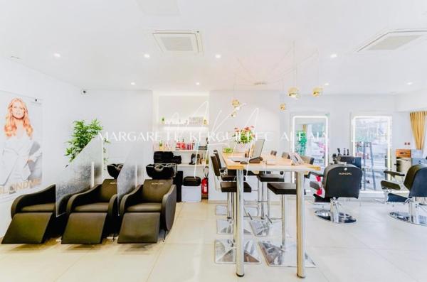 Elégant salon de coiffure à vendre de 61m² avec Head Spa