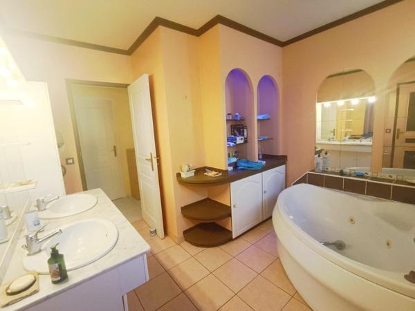 grande Piece de vie, 3 chambres, grand jardin, piscine