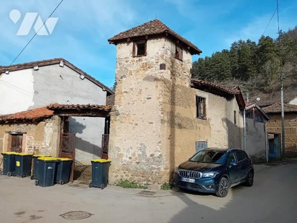 Un ensemble immobilier entierement à restaurer avec surface au sol de 272m² à sail sous couzan.