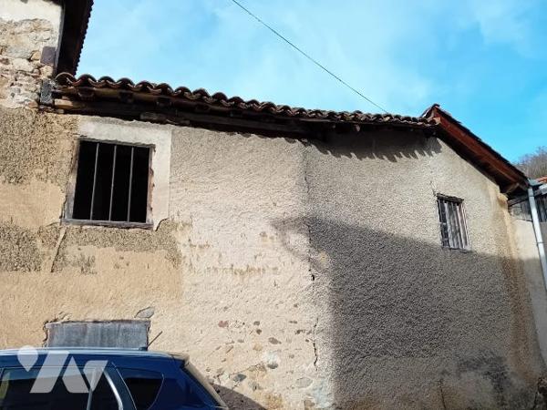 Un ensemble immobilier entierement à restaurer avec surface au sol de 272m² à sail sous couzan.